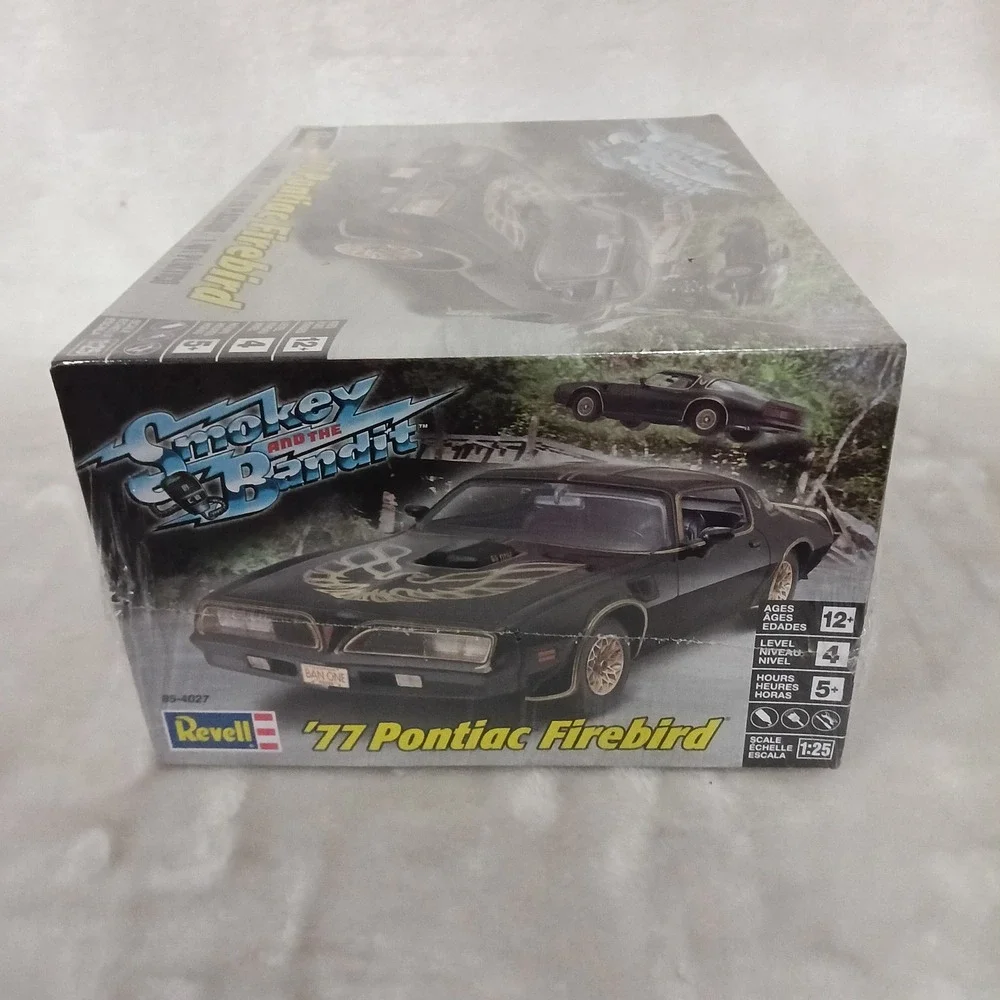 Revell 77 Pontiac Firebird Smokey and the Bandit 1:25 Model Kit 85-4027